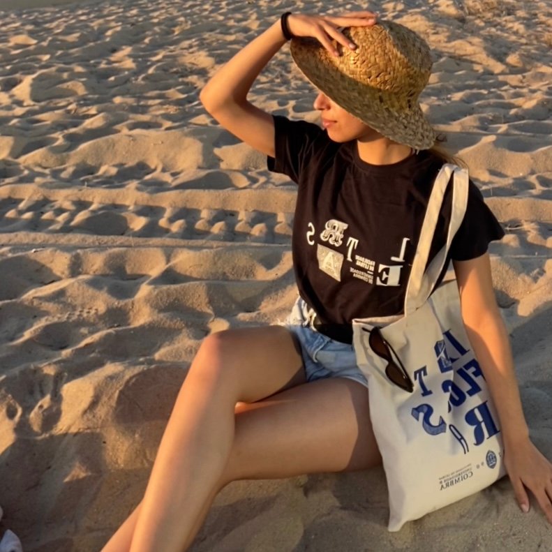 letrasfluc's tweet photo. A FLUC entra em modo férias e deseja a todos um excelente verão!
FLUC is in holiday mode and wishes everyone a great summer!
#letrasuc #fluc #ucoimbra #coimbra #SummerVibes https://t.co/HOmC6kqOYu