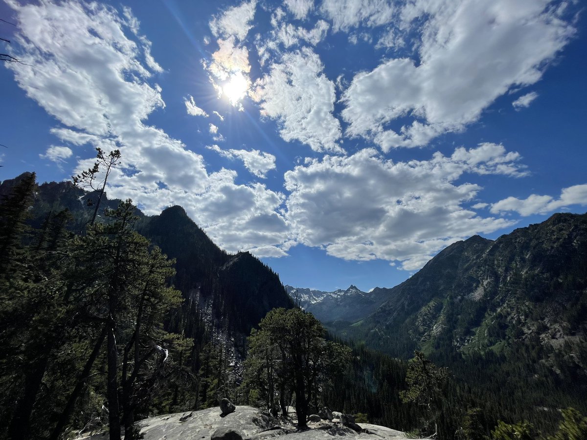 ValerieRobert6's tweet image. Repping @try_pineapple on my hike🥾💛 
#lifeatmicrosoft #microsoftintern