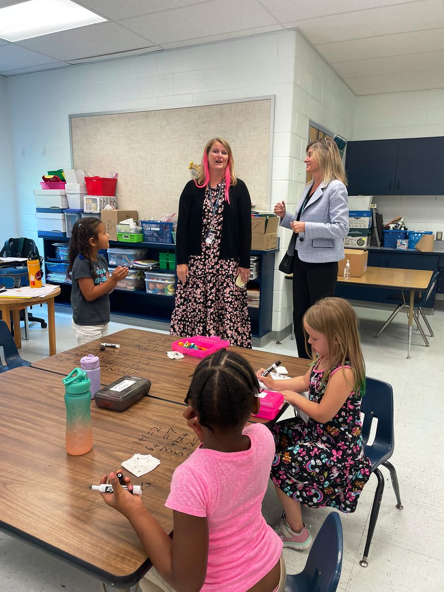 We enjoyed a visit from Deputy Superintendent, Dr. Carol Flenard, today! #EnterpriseElementary <a href="/AltEdPWCS/">Student Management and Alternative Programs Dept</a> #Crazyhairday <a href="/Mrs_Krueger_/">KristenBKrueger</a>  <a href="/PWCSNews/">PWCS</a>