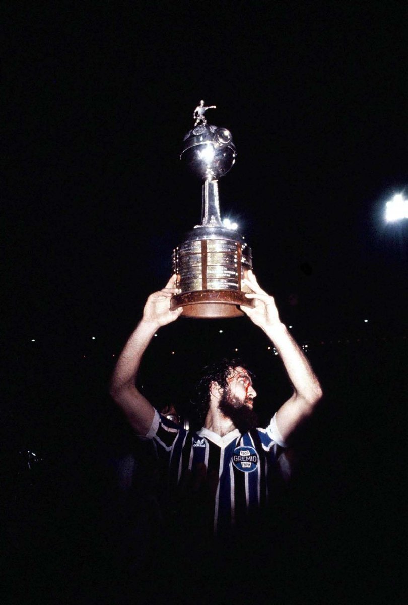 Gremio's tweet photo. Há 39 anos, numa quinta-feira, dia 28 de julho de 1983, o Grêmio vencia o Peñarol-URU por 2 a 1, no Estádio Olímpico, e conquistava pela primeira vez a Copa Libertadores da América. Os gols gremistas foram marcados por Caio e Cesar. Morena fez o gol dos uruguaios. https://t.co/h77C77pNnP