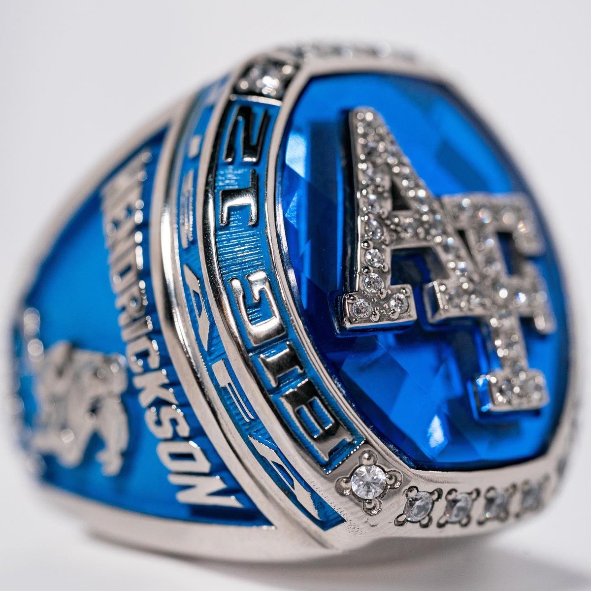 Wyatt’s 𝘽𝙞𝙜 12 𝘾𝙝𝙖𝙢𝙥𝙞𝙤𝙣 💍 has arrived 🤩