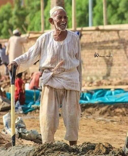 " أخبروا قلوبكم الهادئة، أنه في يوم ما .. وفي مكان ما .. سيأتي الفرح إلى قلوبكم، وسيحتضنكم كثيراً ..
أخبروا أحزانكم أنها ضيوف وستمضي .. وأن الحياة لحظات عابرة "