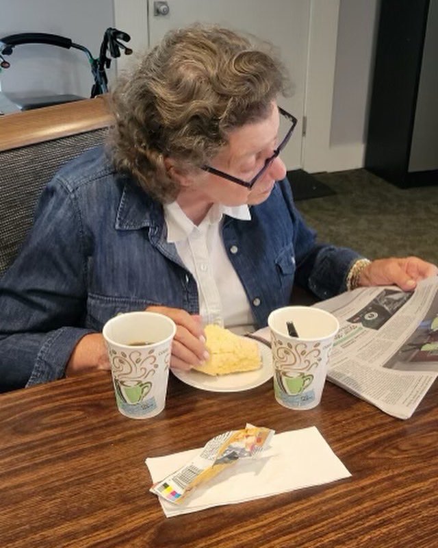 Mrs Jackie eating pan dulce and arroz con leche reading the newspaper. #lovelifehere #VenturaTownehouse #memorycare #luxuryseniorliving #retirementcommunity #venturacalifornia
