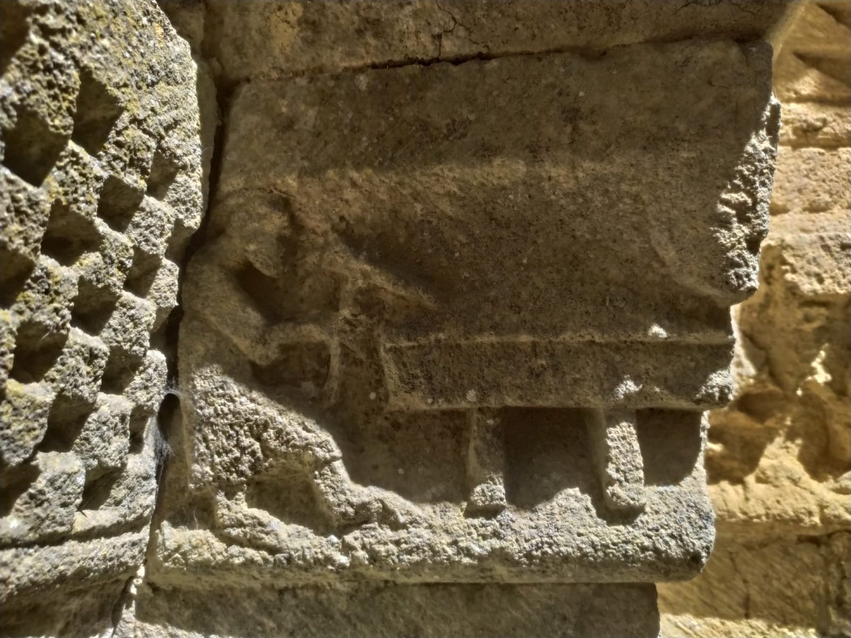 BurebaRomanica's tweet image. Uno de los capiteles más interesantes de la Bureba se encuentra en la portada de Ahedo, en el cual se representa a un cantero ataviado con larga saya, labrando con un pico un sepulcro con tapa a doble vertiente y en el ángulo, aparece un mascarón de apariencia monstruosa