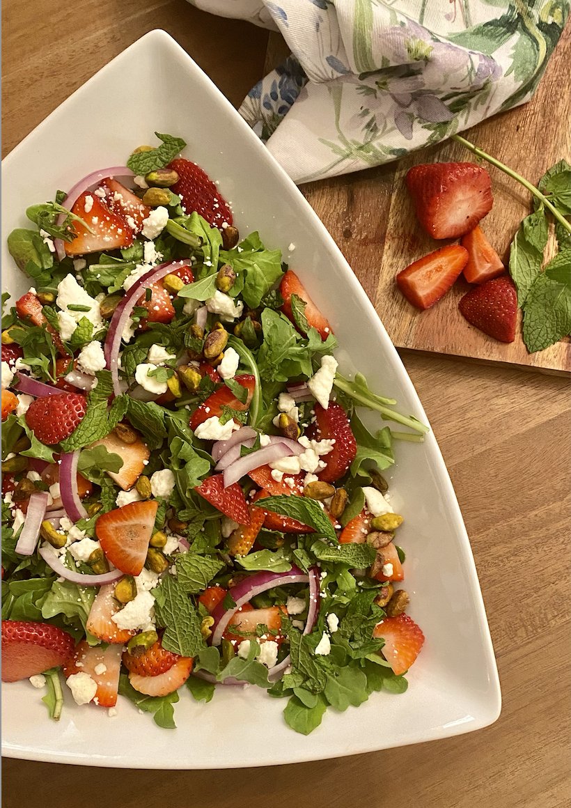 WellCoachHeidi's tweet photo. In L❤️VE with making beautiful summer salads 🍓🥗
Arugula
Strawberries
Feta
Pistachios
Red onion
Mint
Parsley
Drizzle a balsamic vinegarette and 😋😋
#saladrecipe #summersalad #healthyliving #wellnesscoachheidi #eattherainbow https://t.co/FGYHB5IvXL
