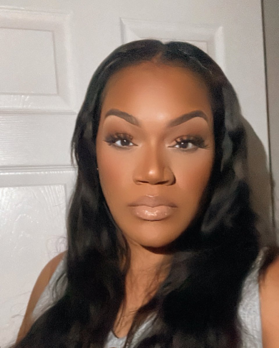 intentionalDee's tweet photo. Sunkissed look. @givenchy foundation @fentybeauty bronzer/setting powder @ABHcosmetics soft glam palette @Maybelline master chrome highlighter-molten gold @MACcosmetics sweet as cocoa blush and peachstock/blankety lipstick @NYXCosmetics fortune cookie. Brows: @BenefitBeauty #motd https://t.co/lOSOyyXsbO