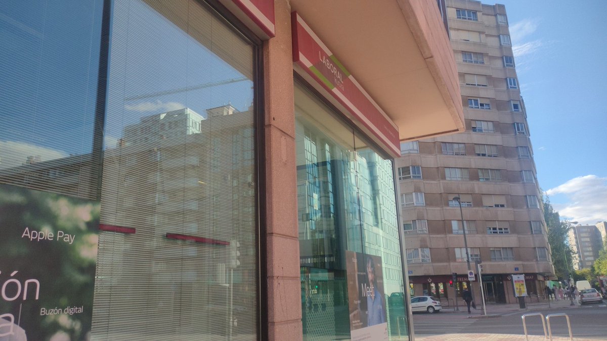 emg0038's tweet photo. @LABORALkutxa  en #Burgos y #cajero sin servicio... Avda la paz.
Encima de tener pocos y #PAGARLES que no podamos tener #servicio y sacar NUESTRO #dinero !#VerguenzaNacional ! https://t.co/GPJRmveJL5