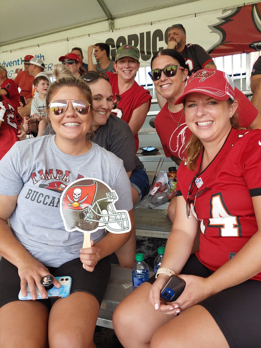 A fun day with the @MortElementary <a href="/girlslovefb2/">Girls Love Football Too</a> Krewe at camp today! The guys haven't stopped talking about <a href="/WILL_GHOLSTON2/">Will Gholston</a> <a href="/RakeemNunez/">Rakeem Nuñez-Roches Sr.</a>  <a href="/loganhall_/">Logan Hall</a> <a href="/CoachLoLoc/">Coach Lo Locust</a> I think you might know these guys. 😉 #GoBucs #bighairdontcare