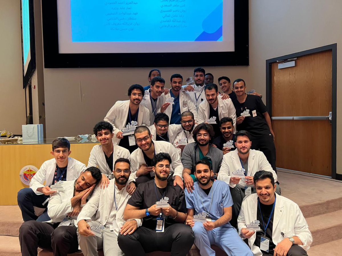 iMosen6's tweet photo. العام طالب، والعام هذا سب-ليدر، الحمد لله دائمًا وأبدًا🤲🏼🎊
شكر كبير لكل من تعب واشتغل معنا في هذا الكورس، مجهودات جبارة تُبذل فتُشكر ولولا الله ثم الفريق الرهيب ما كنا راح نطلع بهذا العمل🫂✨
المفروض نعزم طلاب قروبنا لكن هم اللي فاجؤونا بالعزيمة جاد الله عليهم😂💙
#PCSC_2022 https://t.co/hmWgh9BEMN