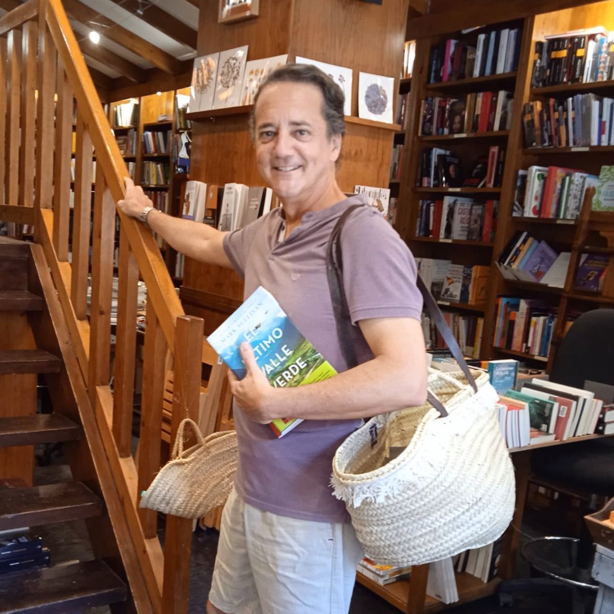 Ya tenemos ganador de la espléndida cesta de <a href="/PenguinRHUKNews/">Penguin Random House</a>. José la recogió feliz y se llevó libros para el resto del verano. Gracias a todos por participar