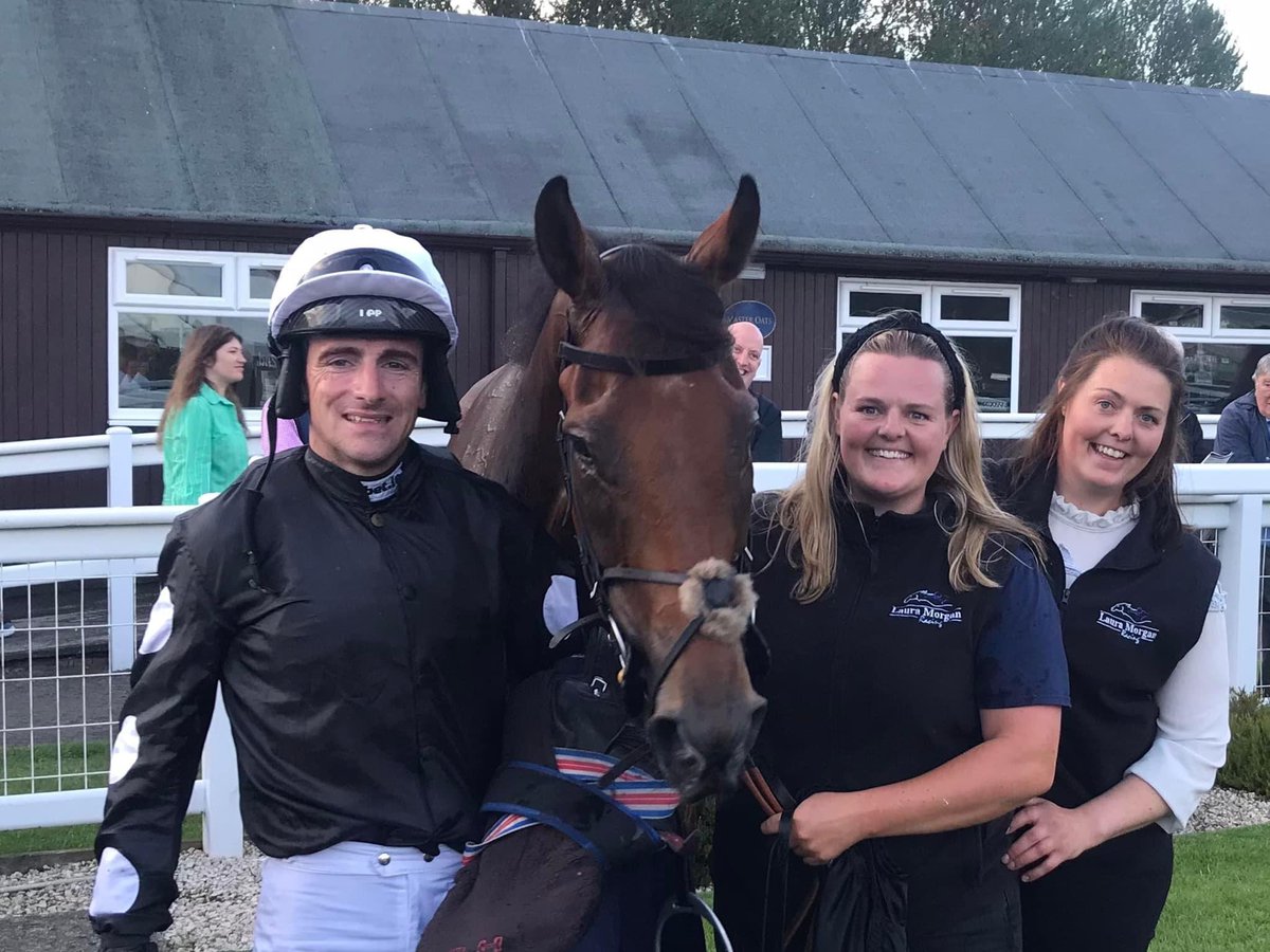 Klmorgan15's tweet photo. Top few days @PerthRacecourse helping @LauraMorganRace ๐ #winners #perth #smiling #friaryrock #happy #fred #topteam #sister #love #flyingform https://t.co/2bs9wY9F8J