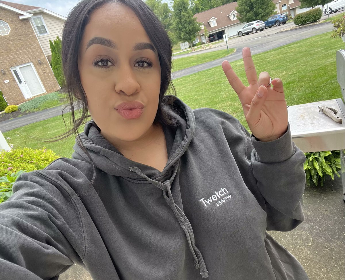 CCASH90's tweet image. Wow that was fast! Thanks @twetchapp  
Feelin cozyyyy!! Ummm they are super soft!! . Love that it has a “oversized” look. I also have Pepe the poet, colour gives me Yeezy vibez. #654