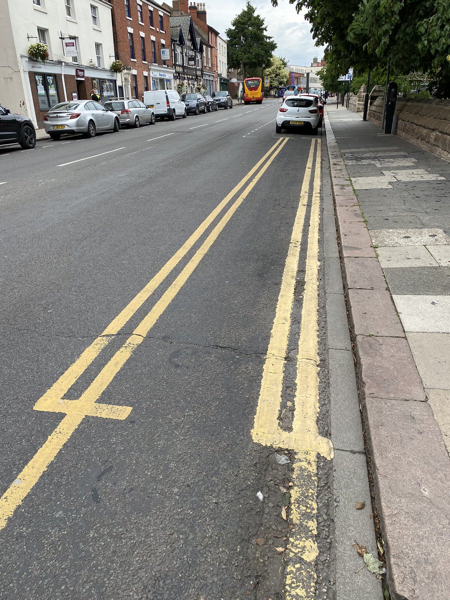 BazChoudhury's tweet photo. Quadruple Yellow Lines or Double-Double Yellow Lines? I think it’s saying “I’m telling you twice, you can’t wait here!”🤔 https://t.co/zswxamocld