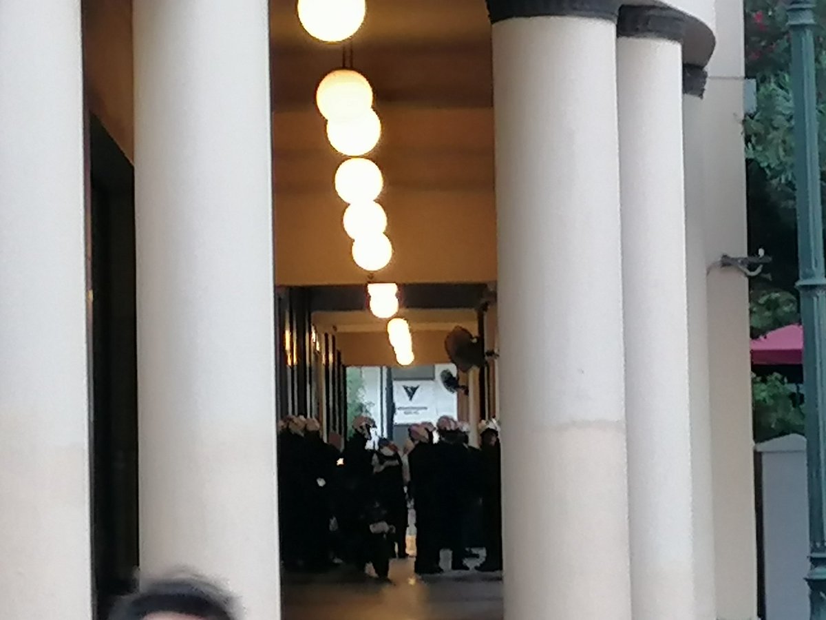 Tsitsisss's tweet photo. Συλληφθέντες κρατούνται από Δέλτα στην Βουκουρεστιου.
#antireport https://t.co/W7pdJuBSdB