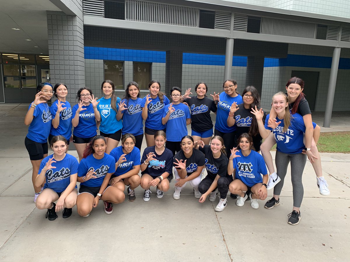 7th period advanced sports training, getting a quick break for a photo.  Coach Hernandez has these ladies working hard day 3.  Go Cats!! #weAREmesquite <a href="/GPS_District/">The Official Gilbert Public Schools District</a> <a href="/gpsathletics/">GPS Athletics</a> <a href="/Marcietaylor14/">Marcie Taylor</a>