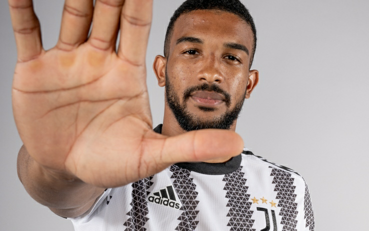 CorJuve's tweet photo. C'è rimasto male per come l'abbiamo subito rimpiazzato sto #crucco chiacchierone di #DeLigt ... sempre più #DeLusione https://t.co/GKdCmW0aFO