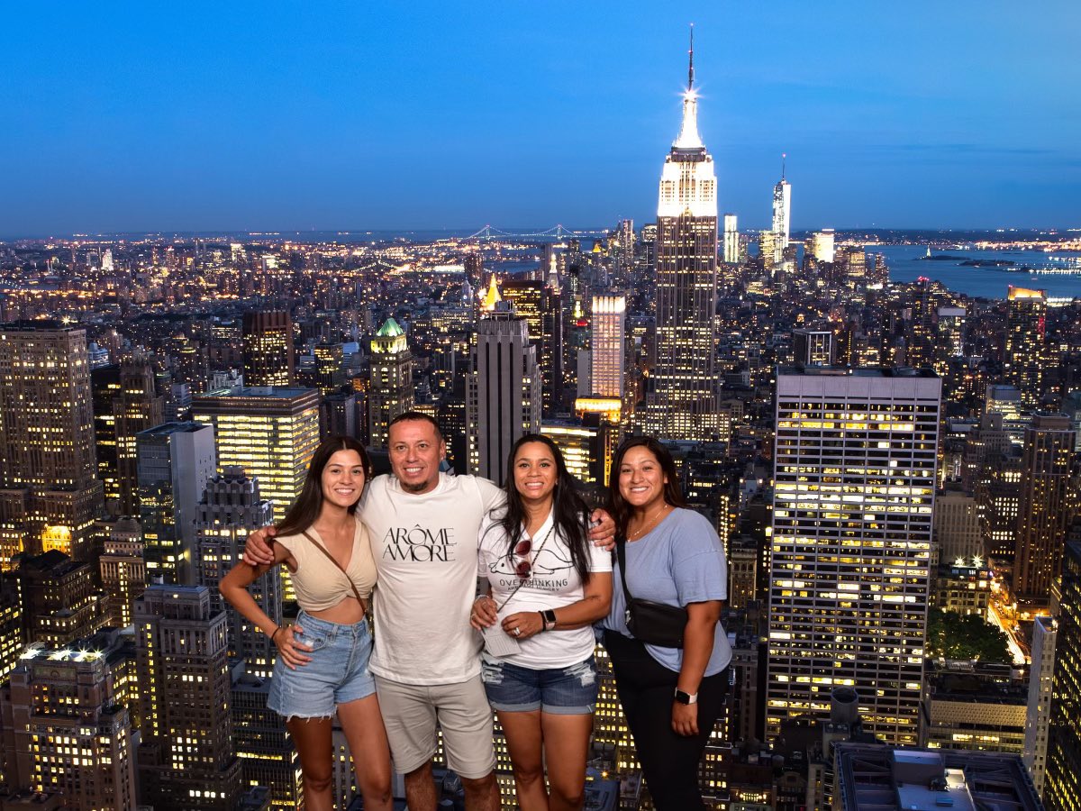 JessLugoCvs's tweet photo. Took a spontaneous day trip with my cousins to New York last weekend, attend the concert at the TODAY SHOW and tour around the city! https://t.co/Ck8Xd8j8Bw