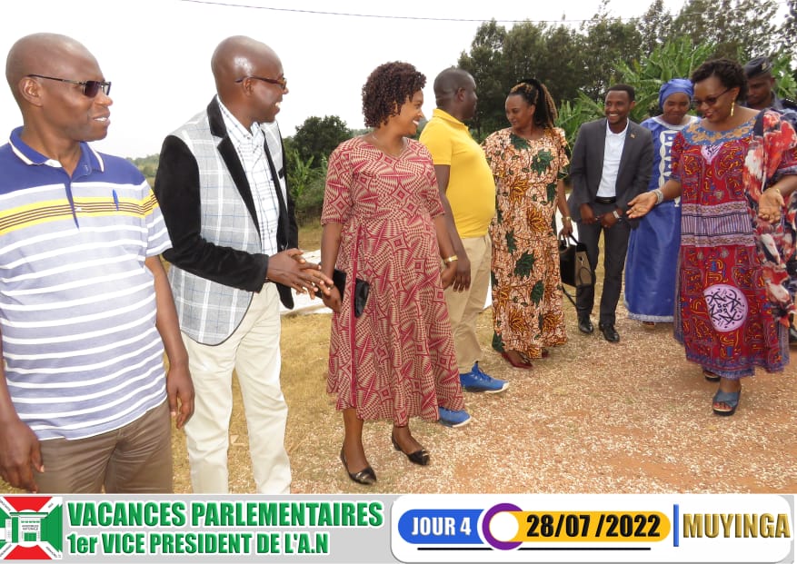 nshingamateka's tweet photo. 1/4 Tjrs dans l'esprit d'encouragement et de promotion des produits locaux, à sa 4ème journée de visite à #Muyinga, l'Hon. 1VPAN s'est rendu à #Gasuru dans sa commune natale #Gasorwe à l'usine Rusaka group qui produit l'huile de cuisine "amahoke" à base de tournesol. https://t.co/40XeRHnB7i