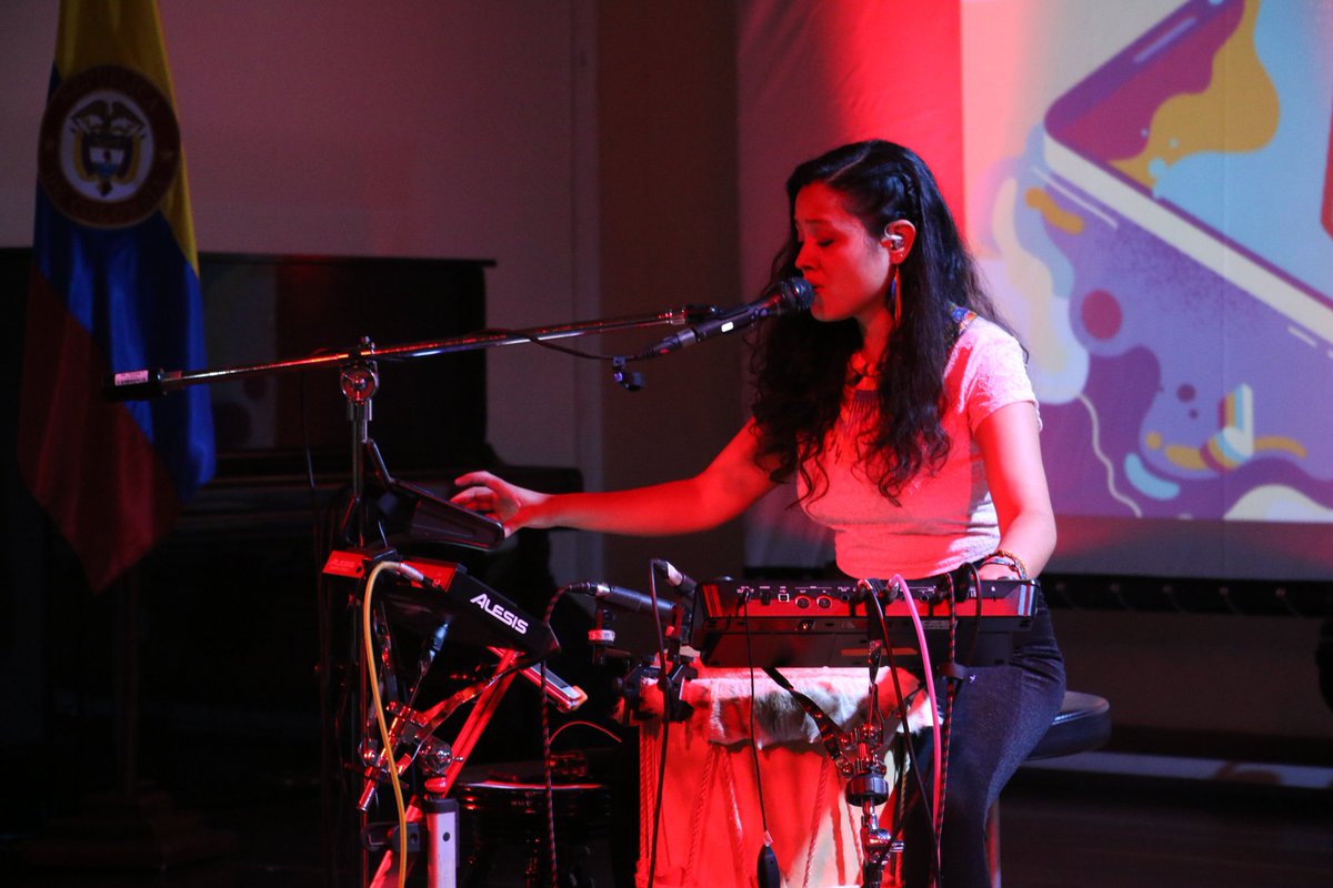 #tbtBNC | ¡Así vivimos el lanzamiento de #AContratiempo32 dedicado a las músicas colombianas en la era digital! En el evento nos acompañaron el filósofo y músico Germán Páez y la percusionista y cantautora <a href="/efilambuley/">Efi Lambuley</a>. Artículos y multimedias aquí👉bit.ly/AContratiempo32 | #TBT