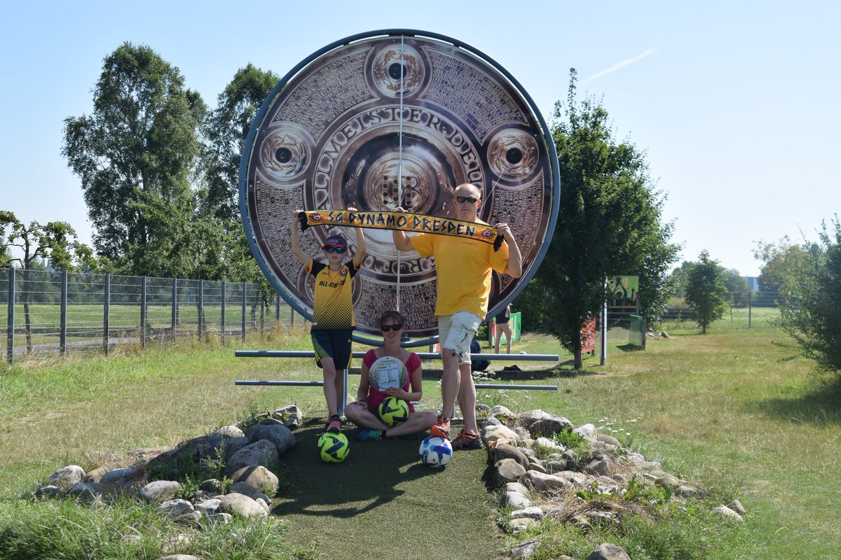 MarcoLeichsenri's tweet photo. Mit der Familie am Bodensee #Urlaub machen! Heute waren wir in #pfullendorf zum #Fußballgolf! Tolle 18er Runde für die ganze Familie! Dabei natürlich die #sgd1953 Farben präsentiert! ... Gut die Meisterschale ist "too much" aber man darf ja träumen! 😁 https://t.co/EMABUzHRCX