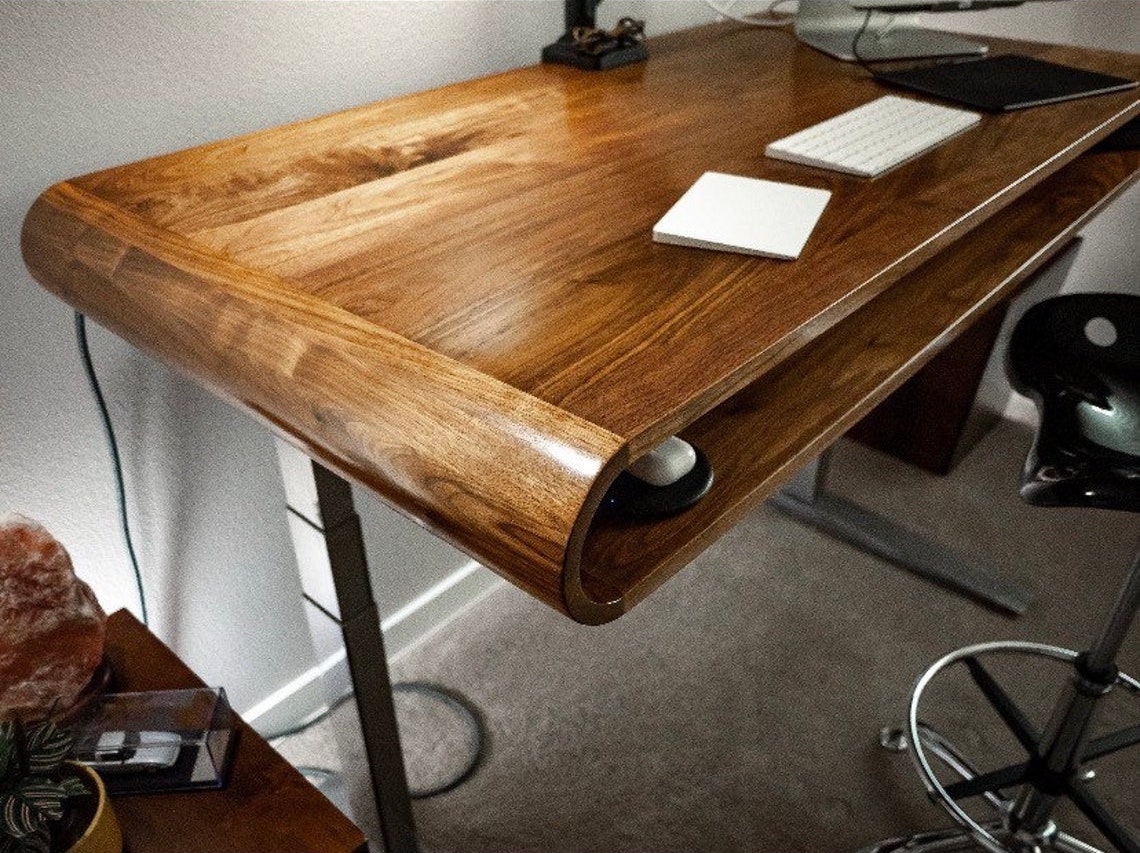 MesmerizeD_it's tweet image. This sleek, modern, rounded-edge writing desk features an open pocket and a fully automated metal base that goes from seated to standing and everything in between. 

Visit: mesmerized.it/products/curve…

#standingdesk #desk #moderndesk #roundededge #writingdesk