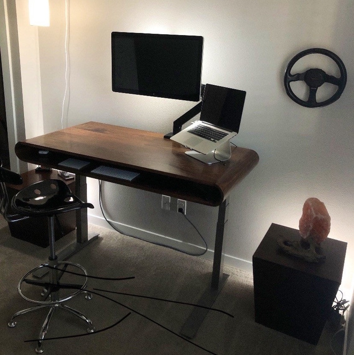 MesmerizeD_it's tweet image. This sleek, modern, rounded-edge writing desk features an open pocket and a fully automated metal base that goes from seated to standing and everything in between. 

Visit: mesmerized.it/products/curve…

#standingdesk #desk #moderndesk #roundededge #writingdesk