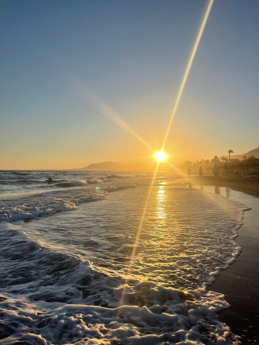 Para muchas personas con #ERAS, como el #lupus, la última hora de la tarde es el mejor momento para bajar a la playa, ya que sufren  fotosensibilidad. A todas ellas va dedicado este atardecer de hoy 🙌🏼