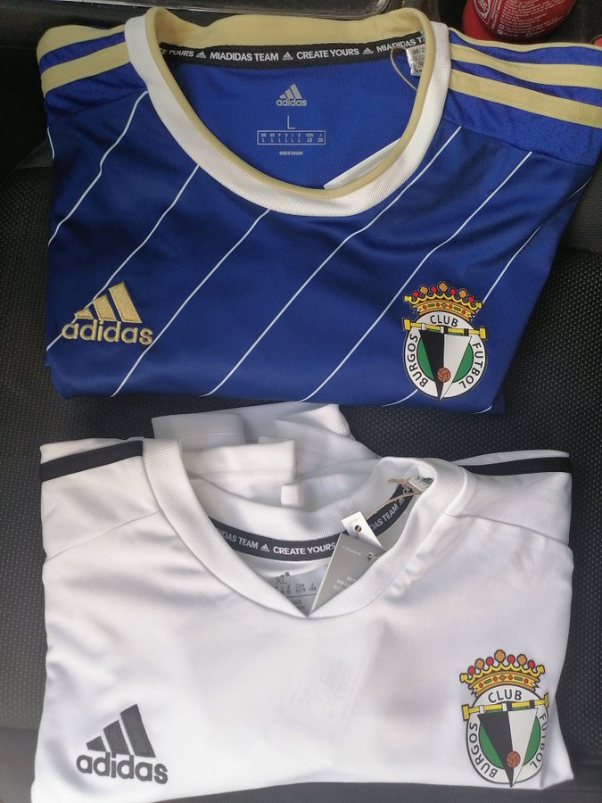 aves de corral robo Jarra Futbolistas on Twitter: "La camiseta blanca con el escudo bordado sería  casi perfecta, sencilla y sin añadidos modernos que siempre originan  opiniones encontradas. Imagino que lo de la pegatina o vinilo o