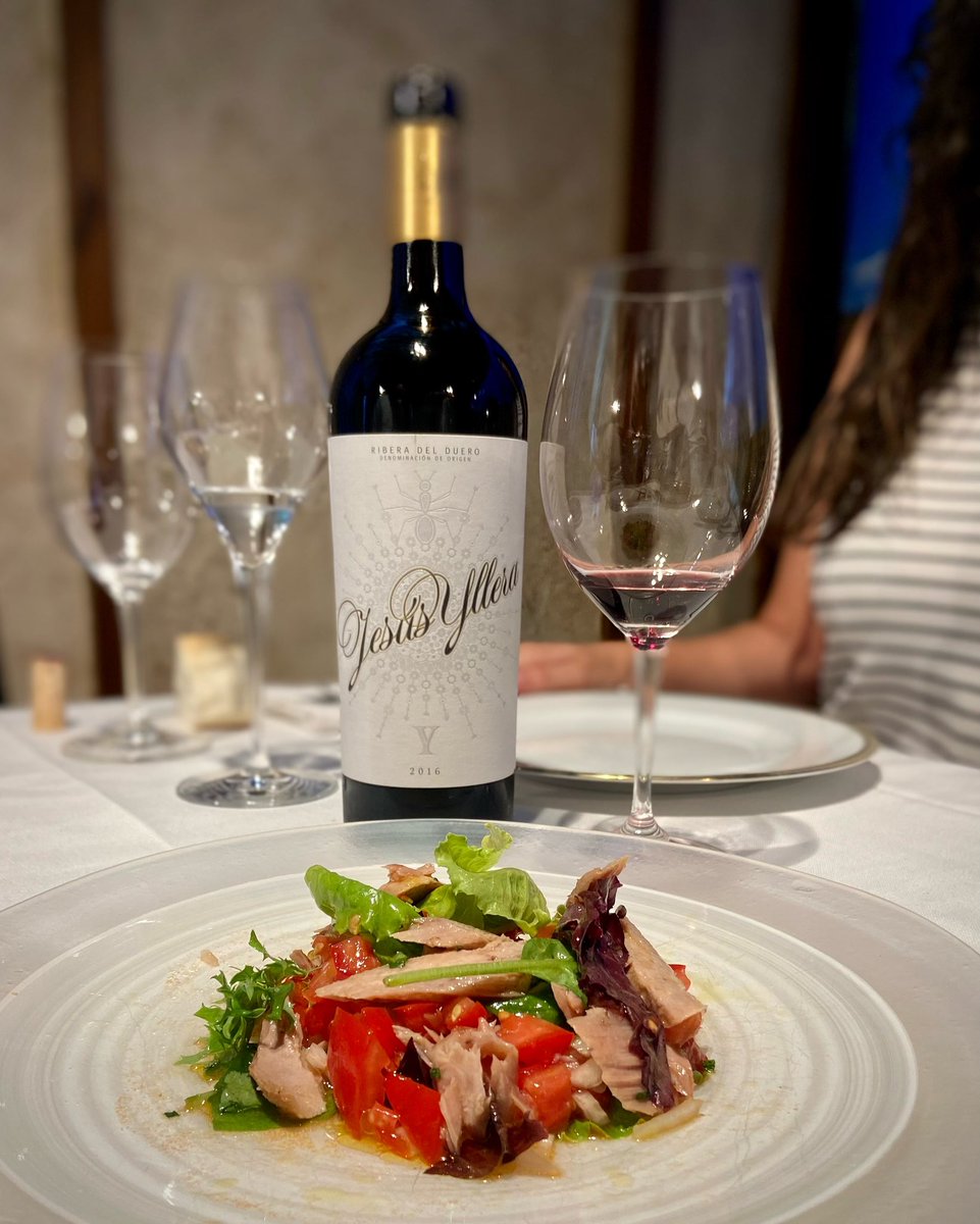 ¡Un vino ideal para acompañarte en tus momentos más especiales! ¿Lo has probado ya? 🍷 

📦tutiendadevino.com

#JesúsYllera #Yllera #BodegasYllera #vinosYllera #winelover