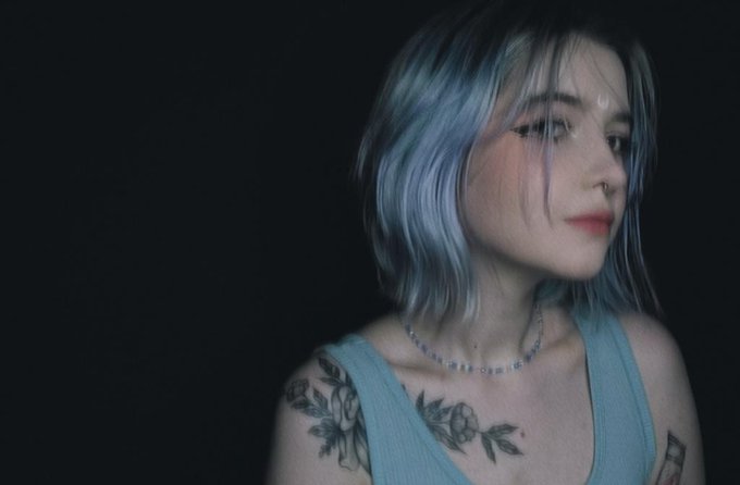 Я выложу пару фоток сюда,потому что я нарисовала себе месяц на лбу и мне нравится . https://t.co/gnz