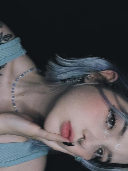 Я выложу пару фоток сюда,потому что я нарисовала себе месяц на лбу и мне нравится . https://t.co/gnz