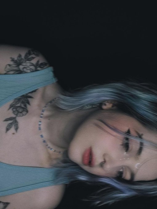 Я выложу пару фоток сюда,потому что я нарисовала себе месяц на лбу и мне нравится . https://t.co/gnz