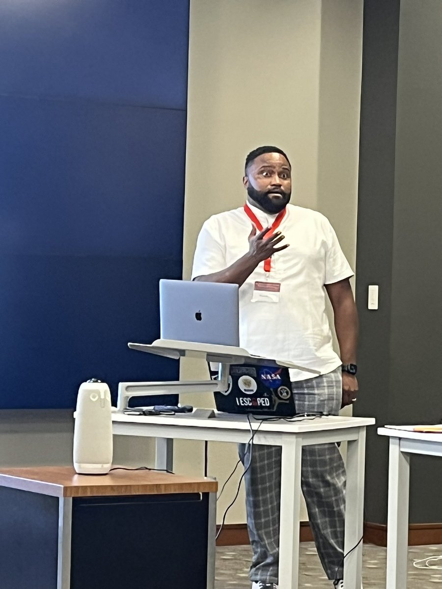 DrRob3000's tweet photo. I thoroughly enjoyed presenting today at the Born Digital Publishing Summer Institute at Brown University. I want to sincerely thank the organizers and participants for their feedback on my project. @AllisonMLevy @brown_cds @BrownUniversity https://t.co/LiROlBMz3x