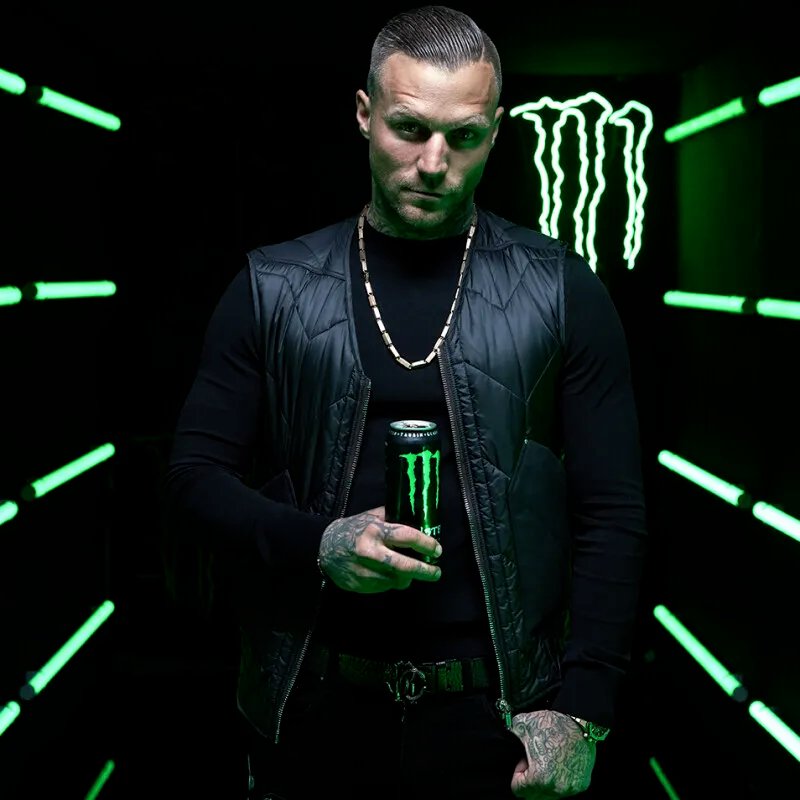 Jules1Youtube's tweet image. Kontra K macht 500 Motivationstracks über Disziplin, Hartes Training und "steh wieder auf" nur damit sein Hauptsponsor dann Monster Energy wird, wahrscheinlich eines der ungesündesten Getränke die du im Laden findest 

Es geht einfach nicht in meinen Kopf rein