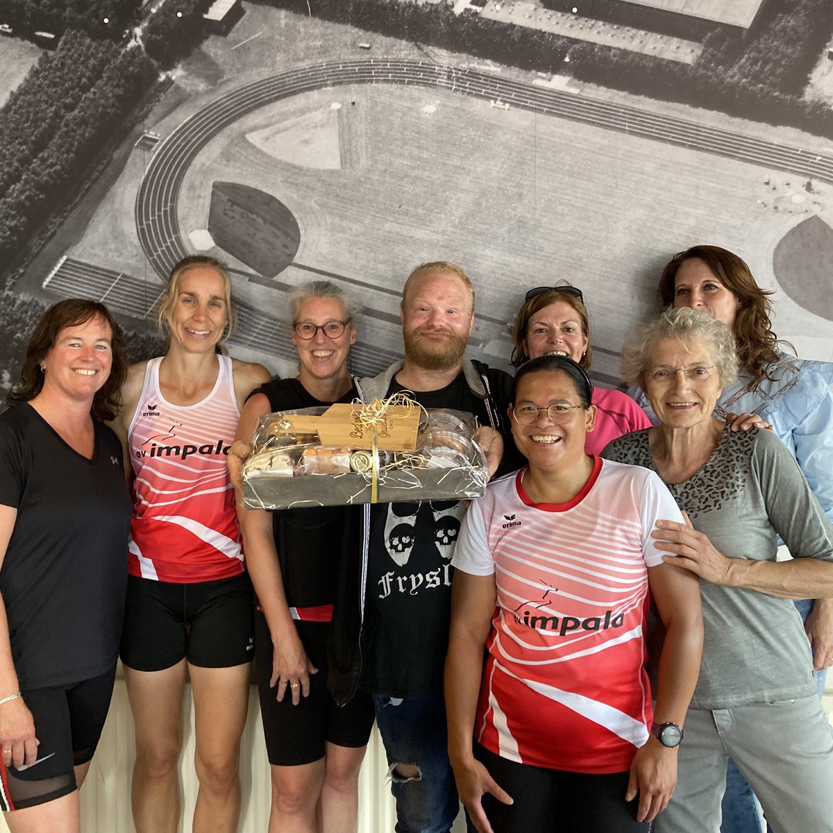 avimpala's tweet image. Jelmer werd door deze Impaladies in het zonnetje gezet. Ze bedankten hem voor zijn trouwe inzet als jurylid tijdens hun competitiewedstrijden. Goed gedaan Jelmer 💪🏼zonder juryleden geen wedstrijden 😊

#samenimpala #vrijwilligerinhetzonnetje #atletiekunie