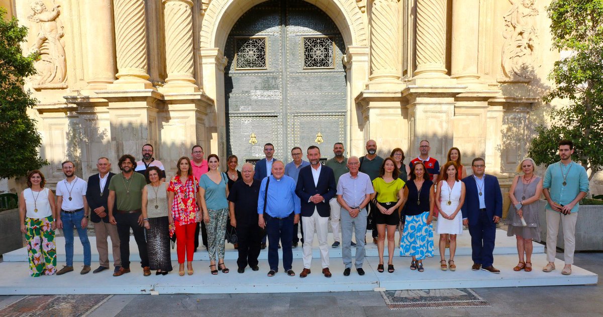 TeresaQuirant's tweet photo. Hoy un día en @MisteridElxofic de emociones y agradecimientos. Patronos salientes, siempre parte de la Festa. Patronos entrantes que se unen al trabajo por este tesoro cultural, Patrimonio de la Humanidad. Orgullo y responsabilidad ejercer como vicepresidenta cuatro años más. https://t.co/We4oznLSCH
