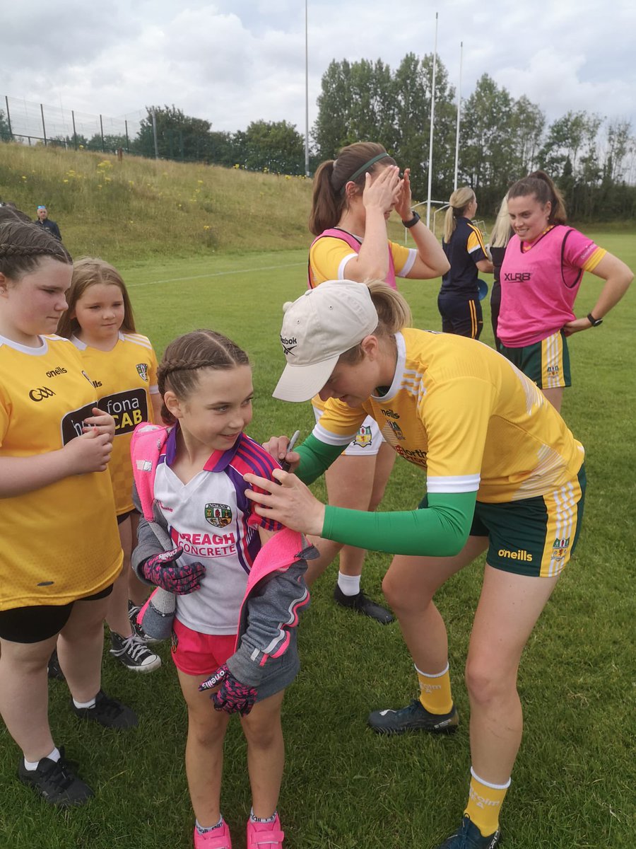 Naomh_Una_clg's tweet photo. Buzzing to welcome @AntrimLGFA Senior ladies to Pairc Naomh Úna this evening as they train ahead of their All Ireland Final on Sunday! Thanks to the ladies for taking the time to chat and get pictures with the Junior Aggies! Best of luck for Sunday! Bring it home! #AontroimAbú https://t.co/yRViC0TNYo