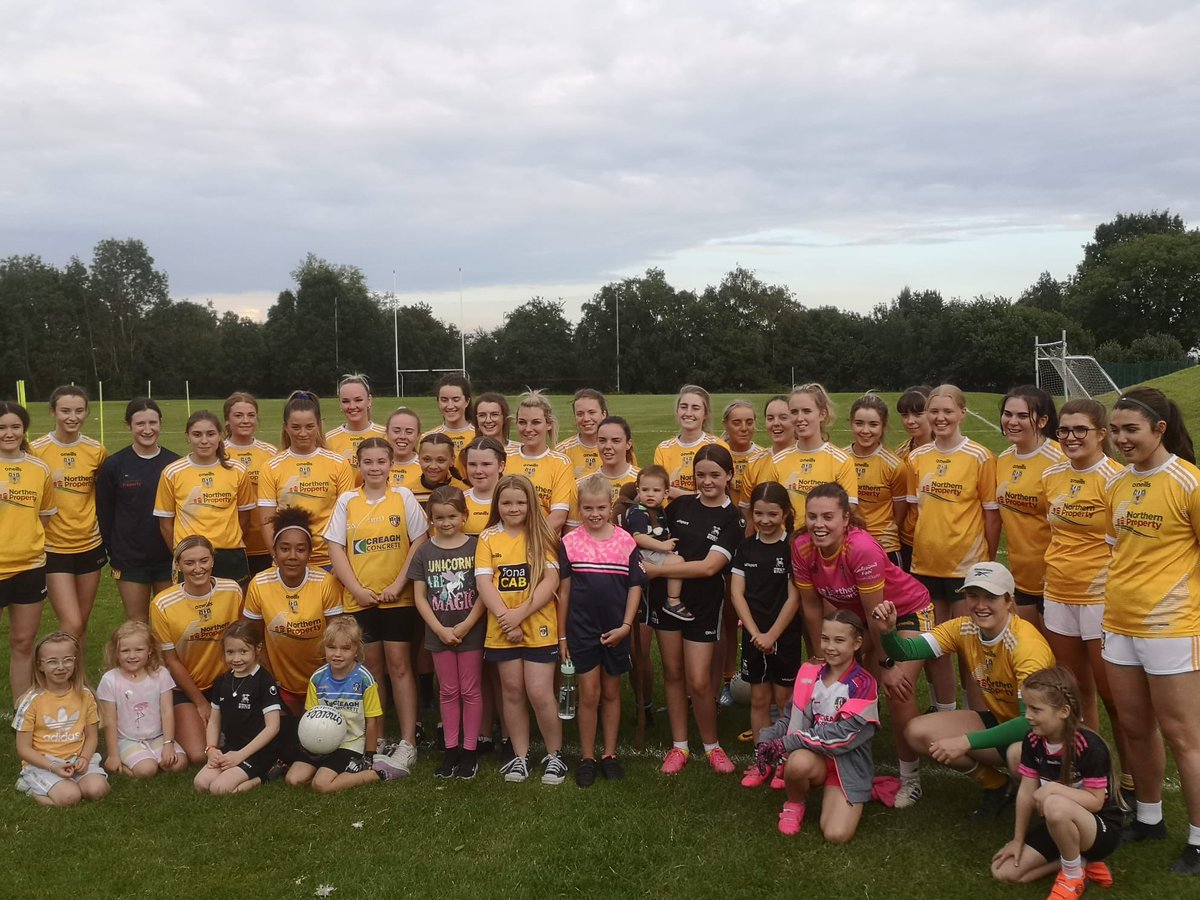 Naomh_Una_clg's tweet photo. Buzzing to welcome @AntrimLGFA Senior ladies to Pairc Naomh Úna this evening as they train ahead of their All Ireland Final on Sunday! Thanks to the ladies for taking the time to chat and get pictures with the Junior Aggies! Best of luck for Sunday! Bring it home! #AontroimAbú https://t.co/yRViC0TNYo