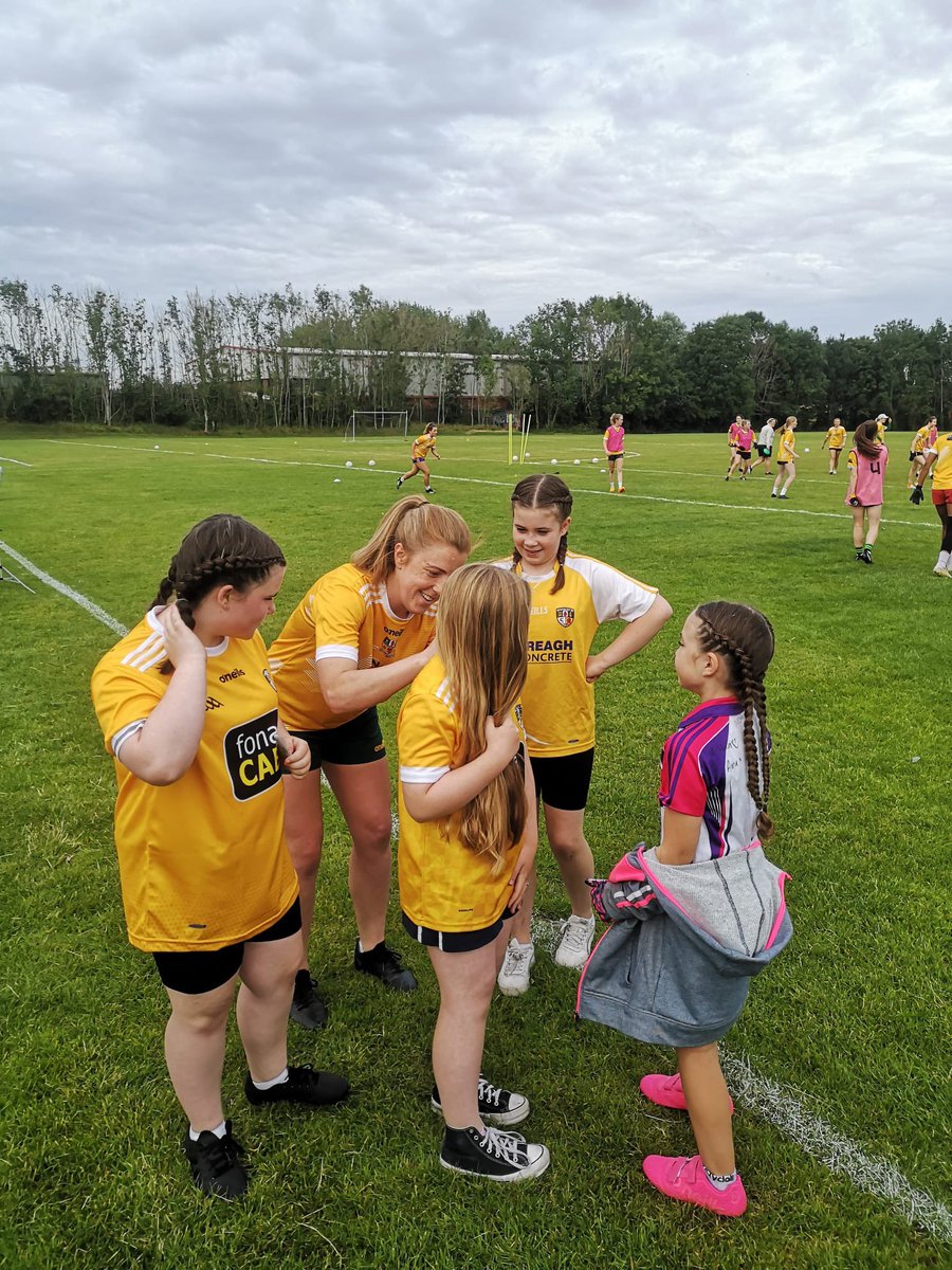 Naomh_Una_clg's tweet photo. Buzzing to welcome @AntrimLGFA Senior ladies to Pairc Naomh Úna this evening as they train ahead of their All Ireland Final on Sunday! Thanks to the ladies for taking the time to chat and get pictures with the Junior Aggies! Best of luck for Sunday! Bring it home! #AontroimAbú https://t.co/yRViC0TNYo
