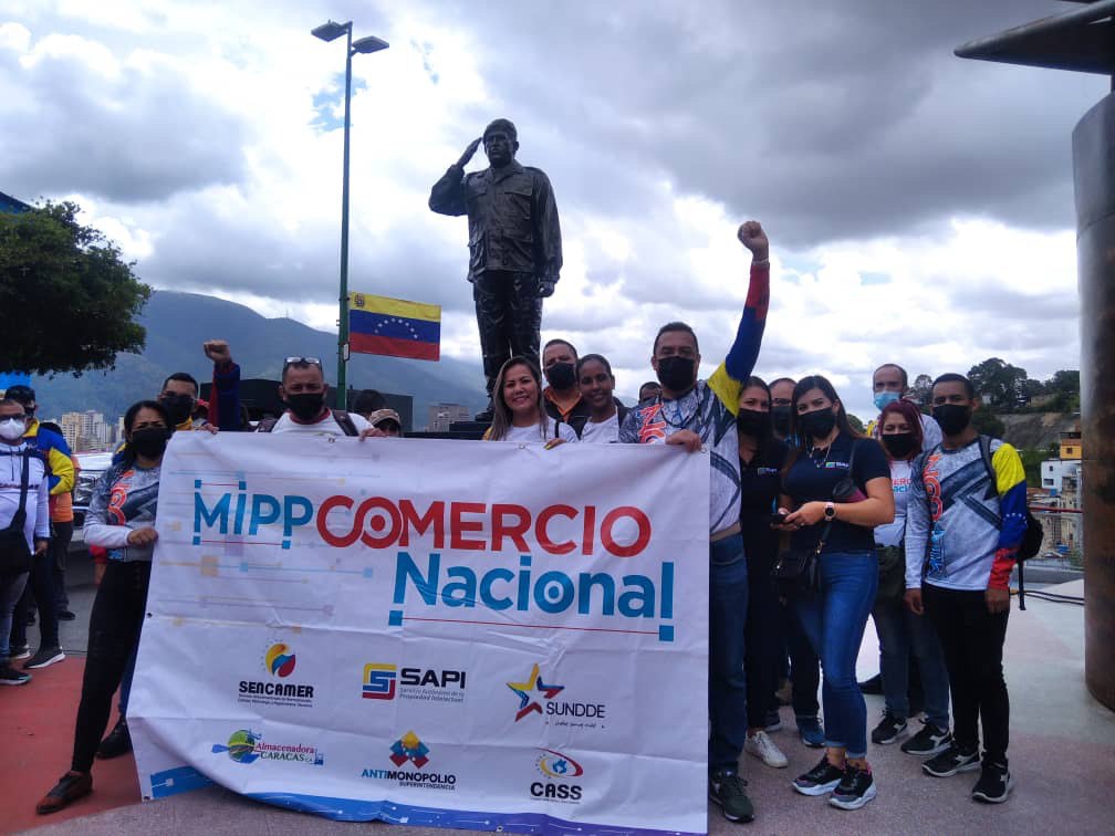 MinComNacional's tweet photo. El equipo de #MinComNacional, siempre leal y comprometido con el legado del Comandante Chávez, dijo presente en el #Cuartel4F y rindió honores a @chavezcandanga
#68AñosEnElCorazónDelPueblo https://t.co/CNNgPJhPO3
