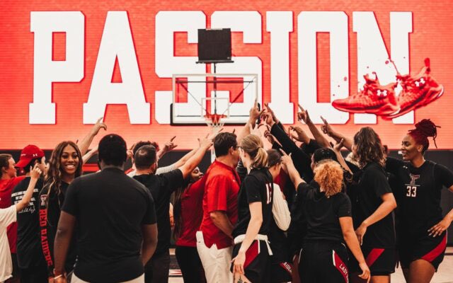 gunsupnation's tweet photo. 🚨𝗕𝗥𝗘𝗔𝗞𝗜𝗡𝗚: @LEVEL13Agency has announced a team-wide NIL deal with @LadyRaiderWBB‼️

This deal is the first of its’ kind for a Women’s Basketball Progam‼️

Each player will receive a $25,000 deal‼️

📸: Texas Tech Athletics https://t.co/GHdtFGGV3Z