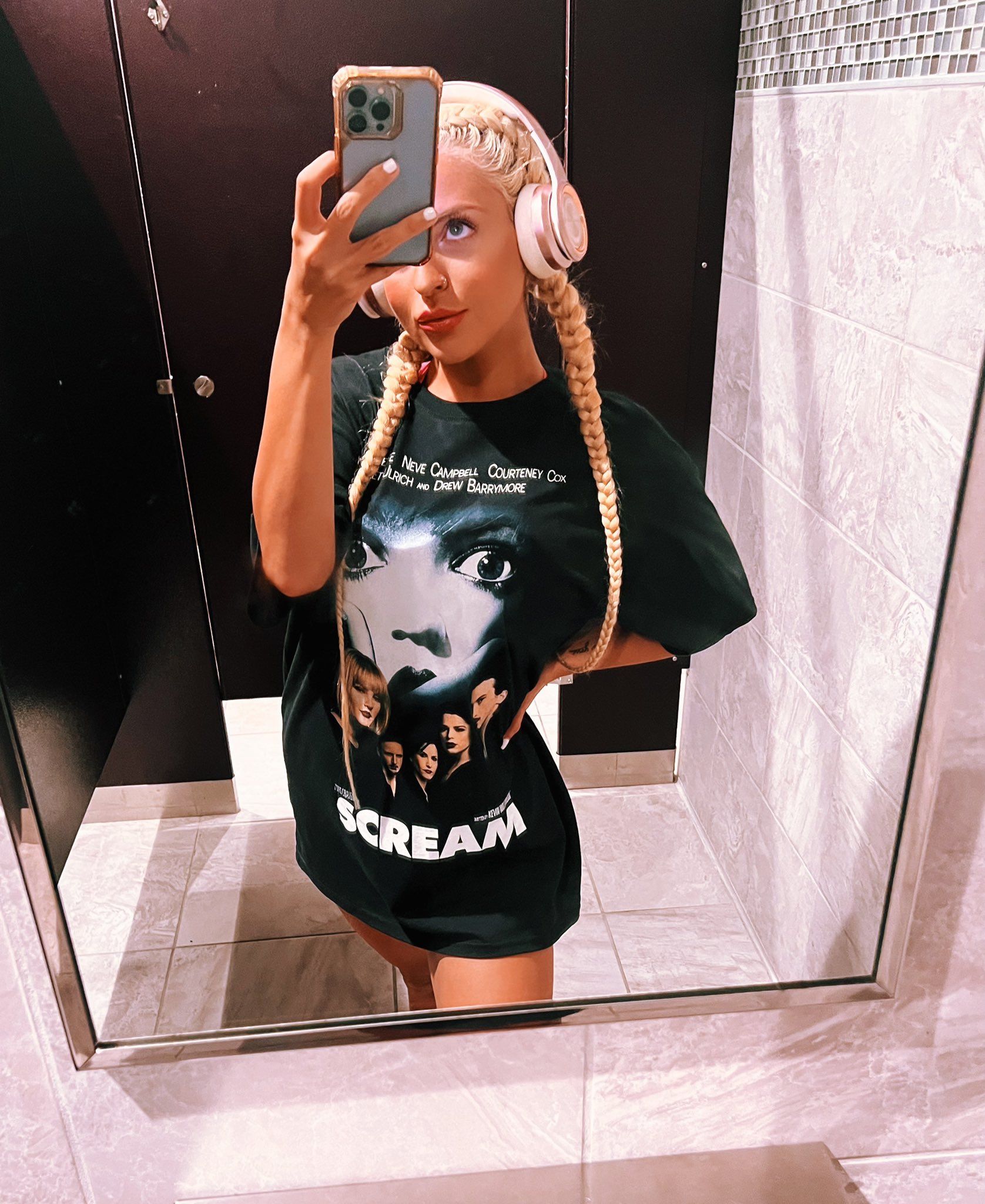 ginadarlingxox on Twitter: "Sometimes working out covered up just feels better 👻🖤🤪 https://t.co