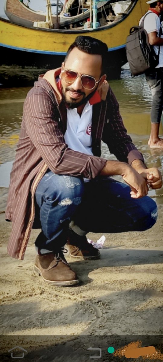 সাগর পারে বসে আছি।