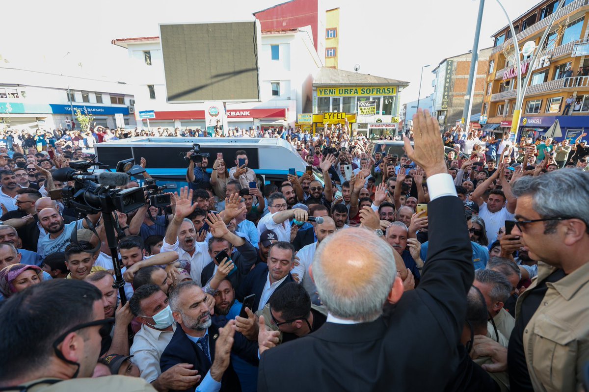 kilicdarogluk's tweet photo. Ağrı’da gerçekleştirmeyi planladığımız esnaf ziyaretini, gösterdikleri yoğun ilgiyle adeta mitinge dönüştüren Ağrılı hemşehrilerime yürekten teşekkür ediyorum. https://t.co/w6ZyikUG24