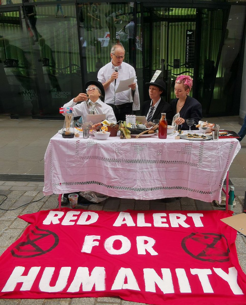 Today, like many others before and after us this month (👀<a href="/VanBigProb_UK/">Vanguard Big Problem - UK</a> &amp; <a href="/VanguardSOS/">Vanguard S.O.S.</a>) @xrhackney was protesting outside of <a href="/Vanguard_UK/">Vanguard UK</a> one of the largest fossil fuels investors.