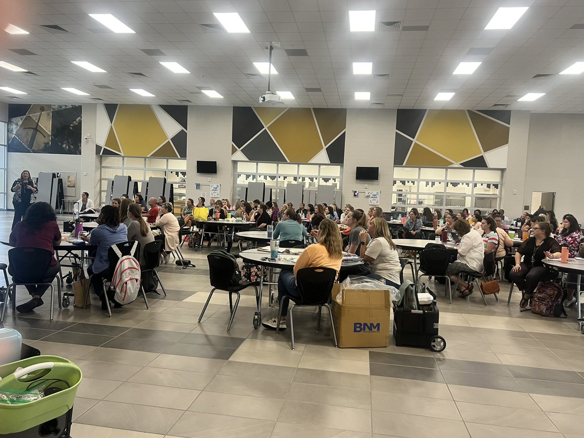 KarenMuller21's tweet photo. You know it’s a great day when you get to spend it with the Katy ISD Elem ICs and Dr Jill Siler!!!
#ThriveThroughTheFive #KatyISD #ElemCandI https://t.co/yJpj0fiUeL