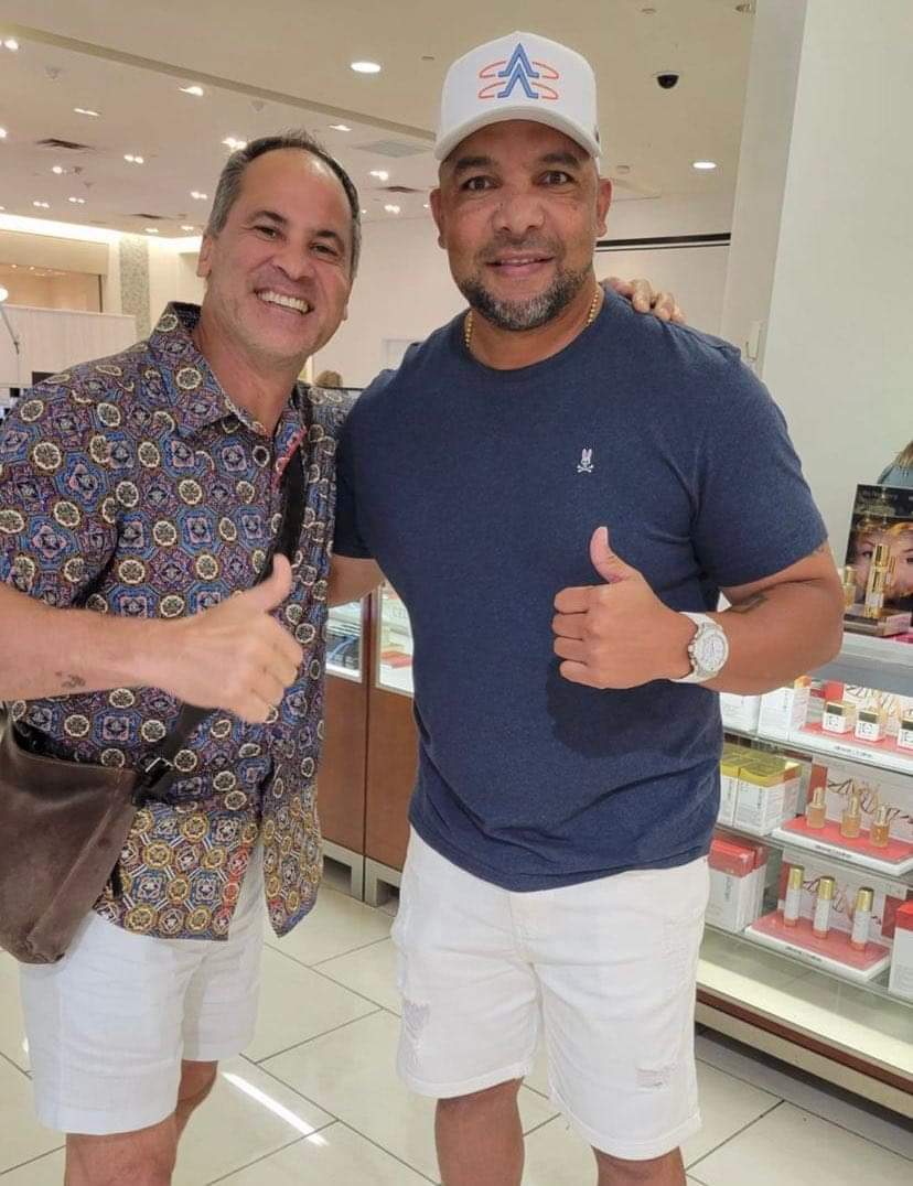 Omar Vizquel y Álex González. Dos Leyendas en el campocorto que únicamente jugaron en la LVBP con los Leones del Caracas. Ídolos de varias generaciones. 😍 -Vizquel 13 Temporadas (1984-85 a 2007-2008). -González 16 Temporadas (1994-95 a 2018-2019). #SomosLegión🦁😎🔥