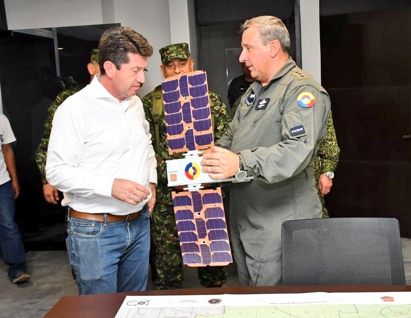 FuerzaAereaCol's tweet photo. #PoderEspacialFAC | Su @Fuerzaaereacol pondrá en órbita un segundo activo espacial, el #FACSAT2 #Chiribiquete, que mediante sus características y sensores, trabajará por la conservación del #medioambiente del país.
Ver más ➡️ https://t.co/6rITW34AUM
#SatéliteFAC
#AdAstra🚀 https://t.co/Qg4NNgTECq