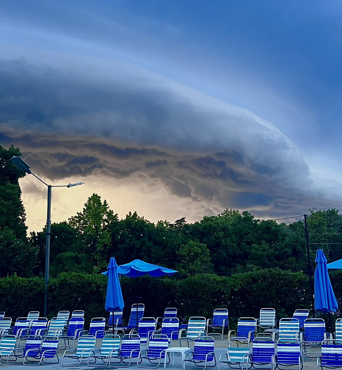 @7NewsAlex Wild shelf cloud as I left the pool in Springfield!!