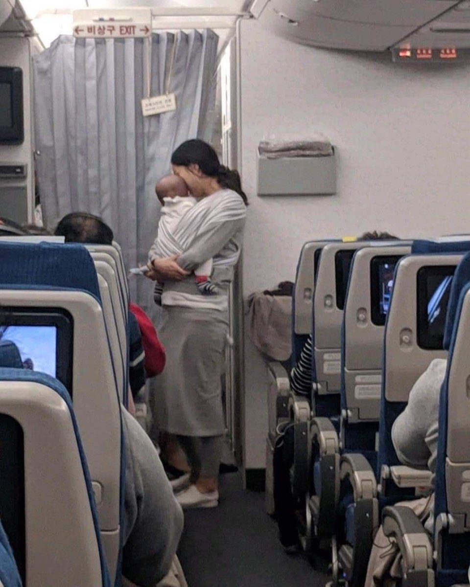 Asuncionsuena's tweet photo. Durante un vuelo de 10 horas, que se dirigía de Corea del Sur a Estados Unidos, una madre repartió a más de 200 pasajeros en el avión una bolsa para cada uno... https://t.co/1XjyOU7hnU